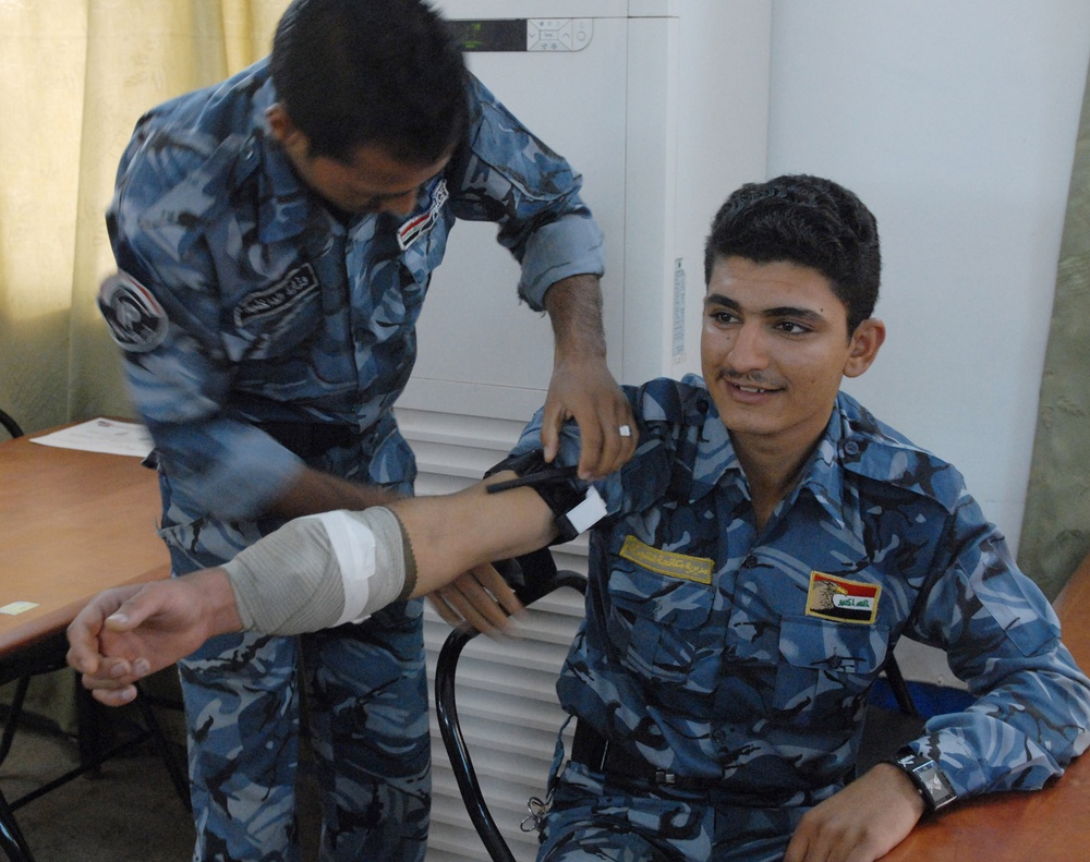USD-C Medics Teach Iraqi Police Basic Buddy Aid