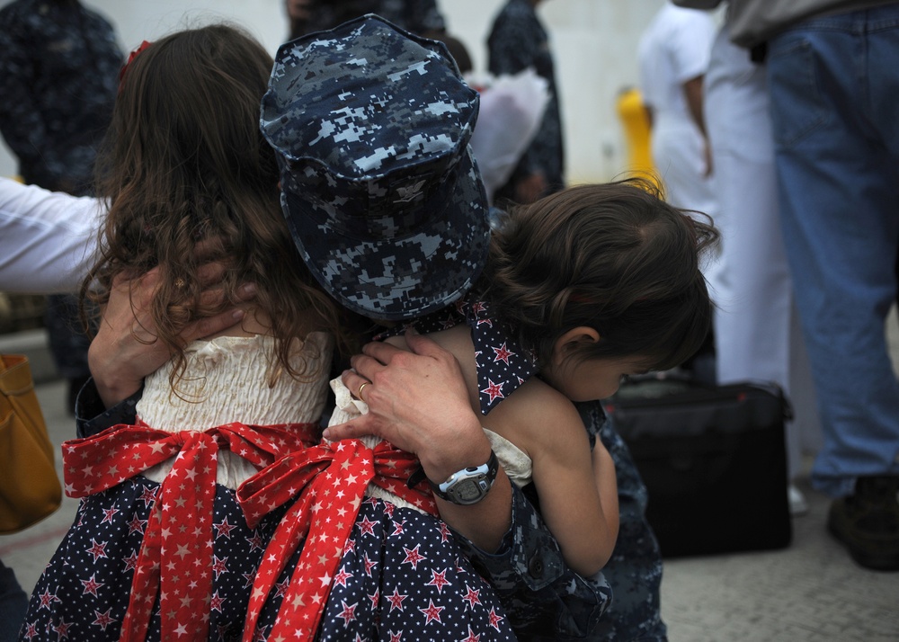 USNS Mercy Homecoming From Pacific Partnership 2010