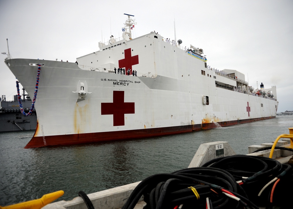 USNS Mercy Homecoming From Pacific Partnership 2010