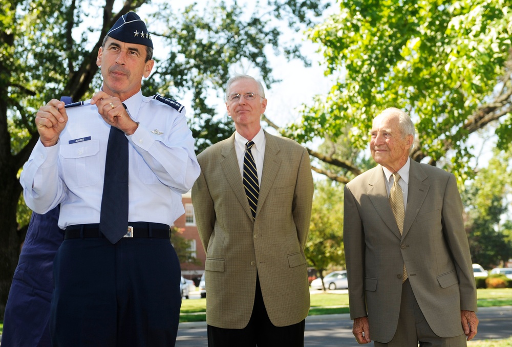 Air Refueling Pioneers Honored in Ceremony at Scott