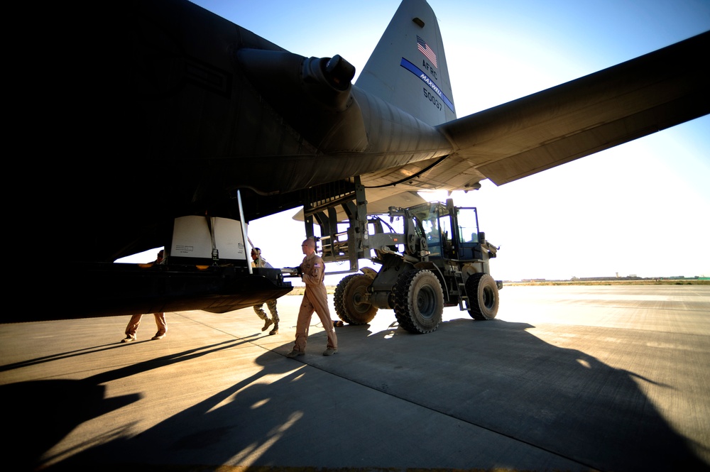 Mobility Airmen Help Deliver More Than 10 Million Pounds of Aid to Pakistan