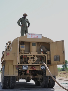 U.S. Marines, Pakistani Soldiers Build Friendships on the Flightline