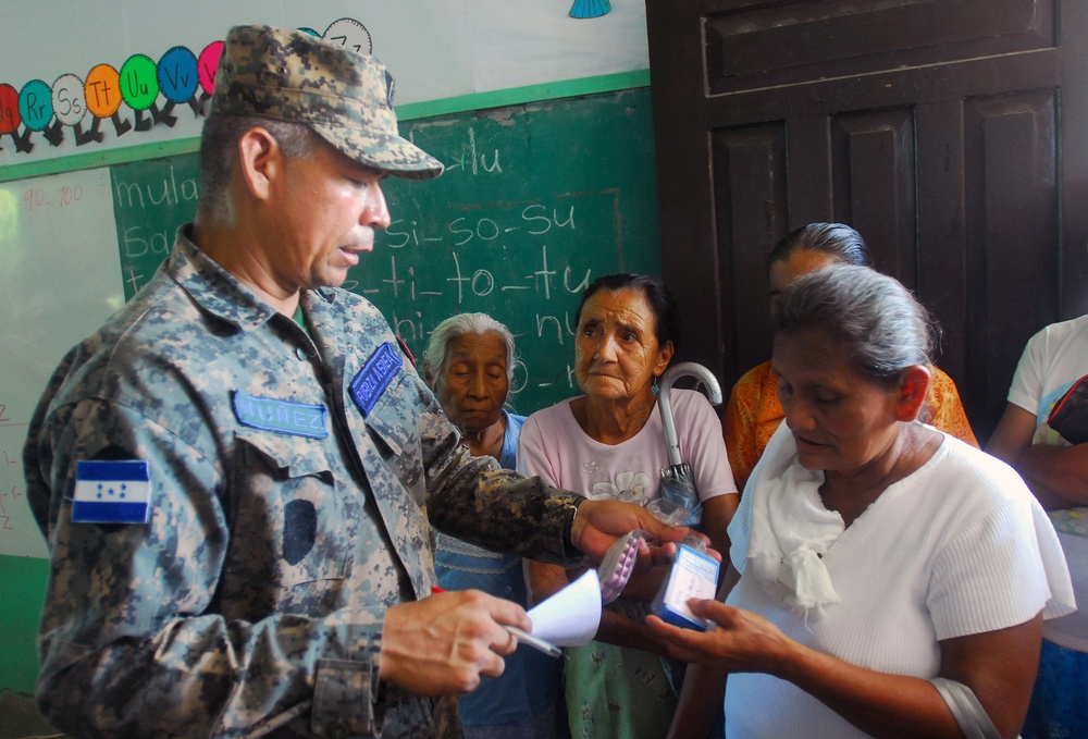 Honduran Military, U.S. Army Civil Affairs Soldiers Spread Goodwill During Humanitarian Mission