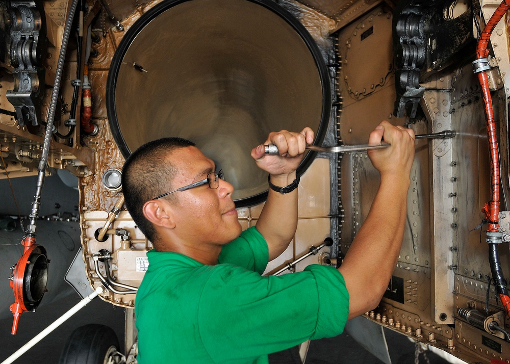 Sailors maintain jets