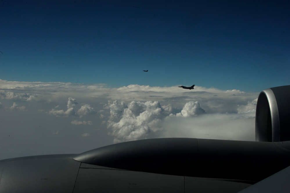KC-135 Stratotanker Refuels F-16 Fighting Falcons