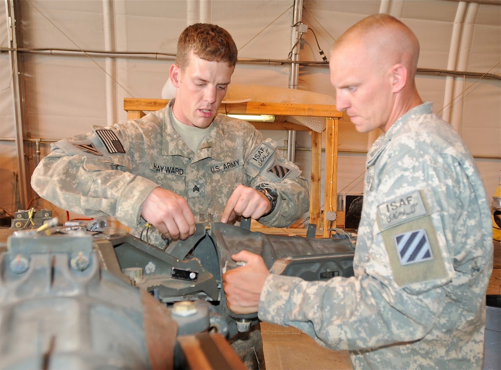 TF Viper Mechanics Keep Helicopters Flying