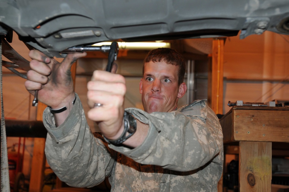 TF Viper Mechanics Keep Helicopters Flying