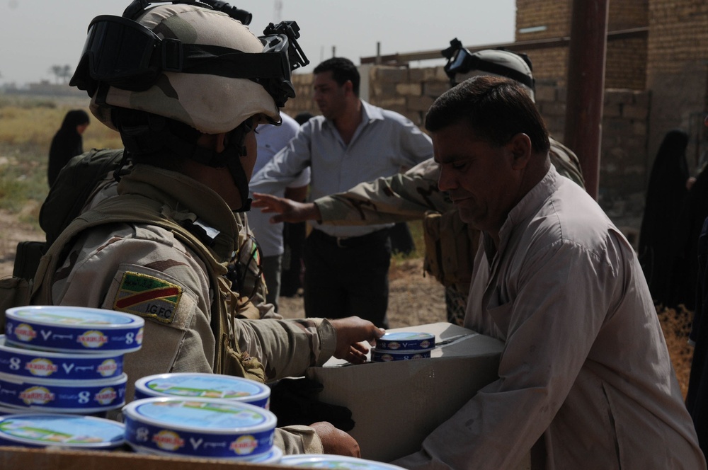 USD-C Soldiers, Iraqi Security Forces Distribute Humanitarian Aid