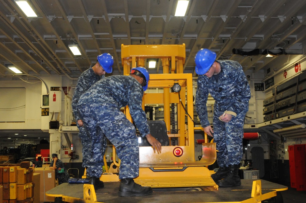 GSE Division Gives Wasp Sailors a 'lift'