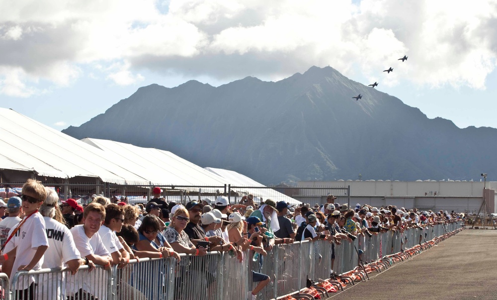 Massive Explosions, Thundering Jets Draw Nearly 140,000 to 2010 Kaneohe Bay Air Show