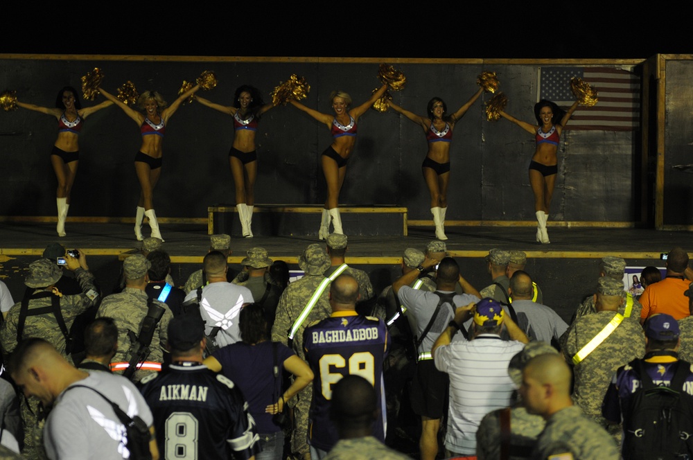 Vikings Cheerleaders Visit USD-C Soldiers