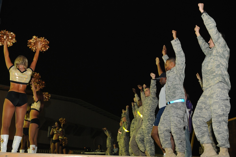 Vikings Cheerleaders Visit USD-C Soldiers