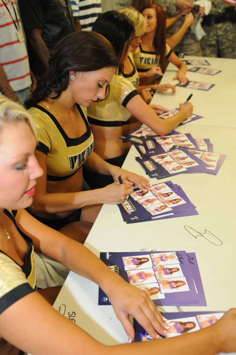 Vikings Cheerleaders Visit USD-C Soldiers