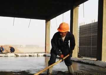 Iraqis build for country’s defense