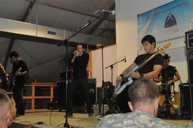 'Filter' rocks out with Service Member's on Iraq tour