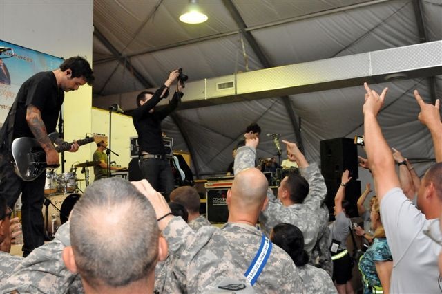 'Filter' rocks out with Service Member's on Iraq tour