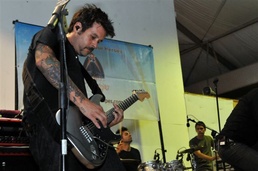 'Filter' rocks out with Service Member's on Iraq tour