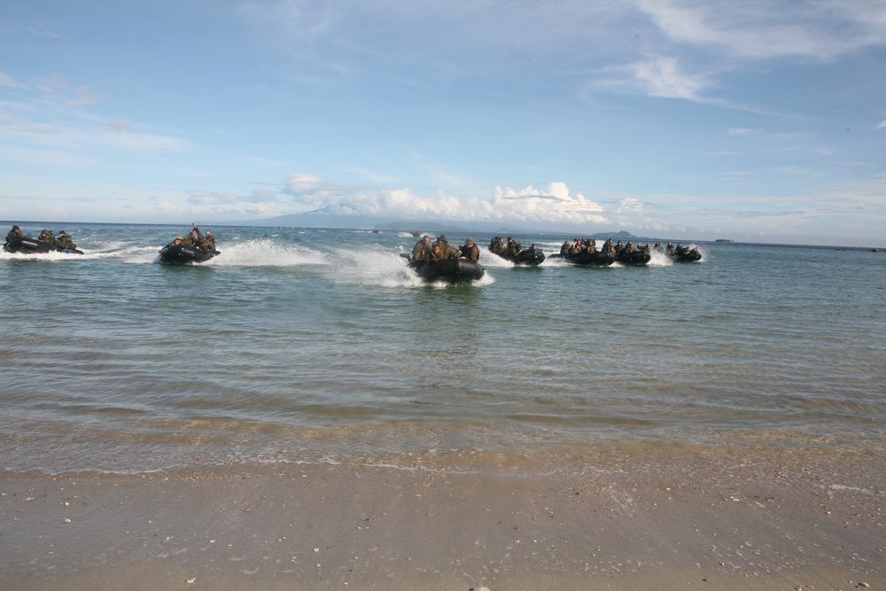 Marines, Philippine Marines Raid Beach As Part of Phiblex '11