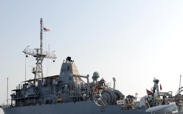 Explosive Ordnance Disposal Mobile Unit 1 trains