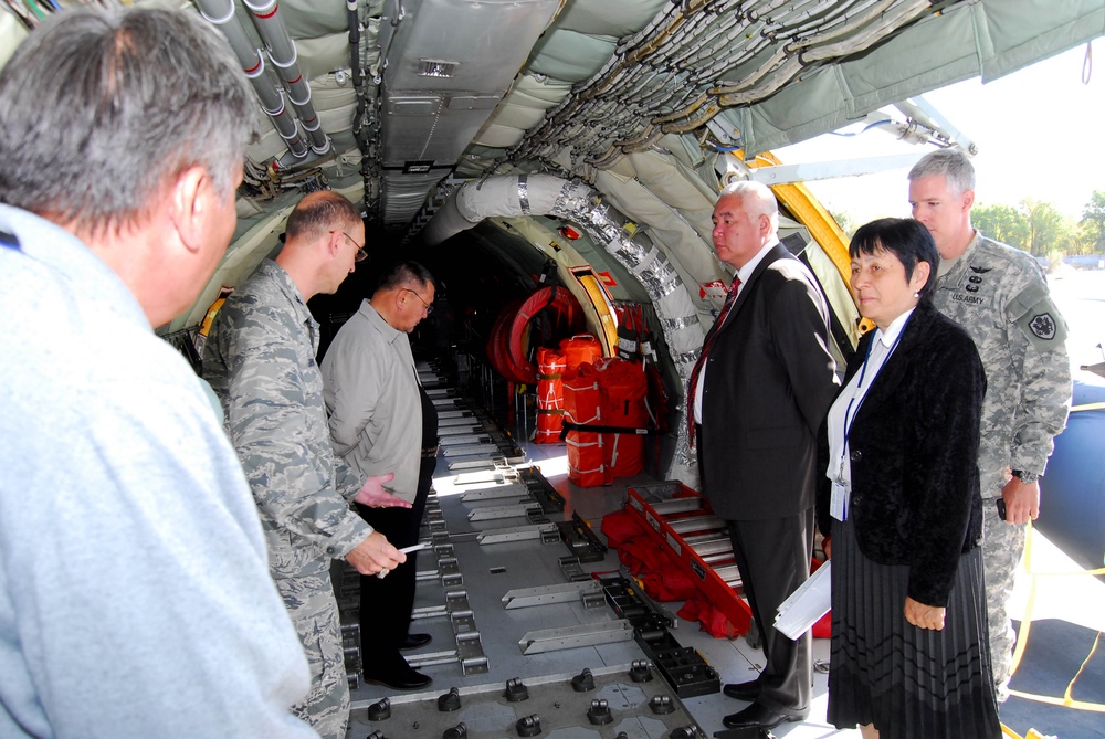 Kyrgyz senior military officials visit Transit Center