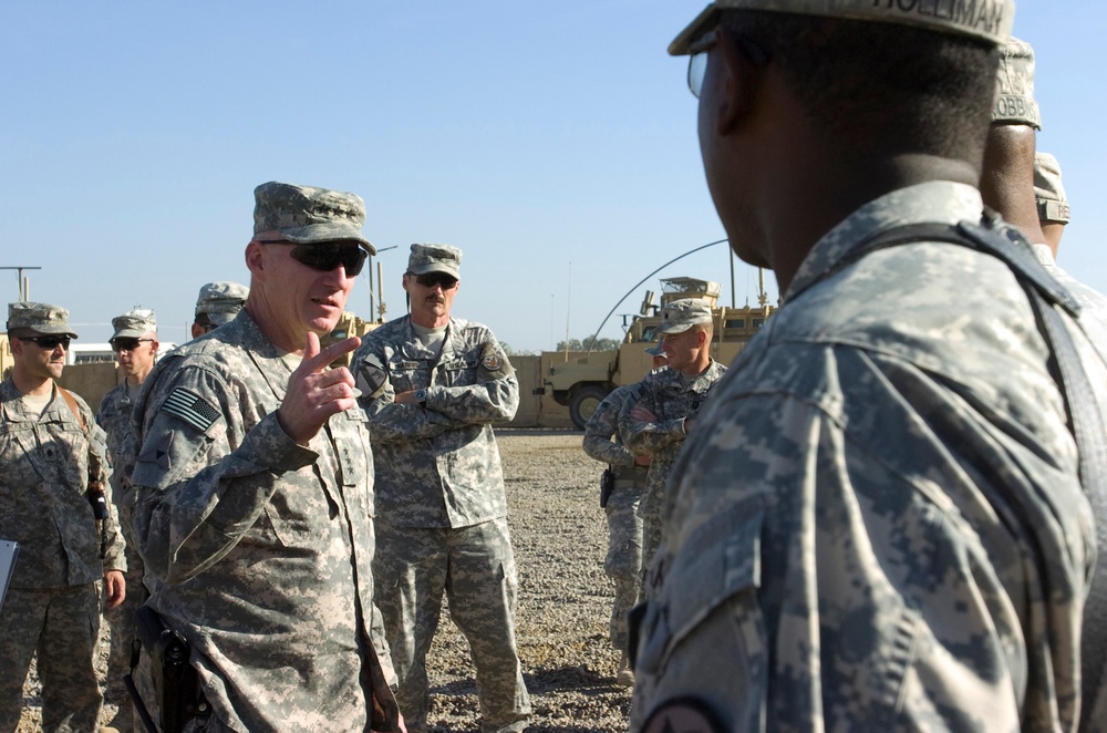 Lt. Gen. Cone visits Camp Cropper