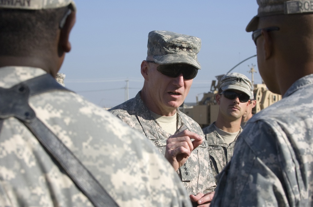 Lt. Gen. Cone visits Camp Cropper