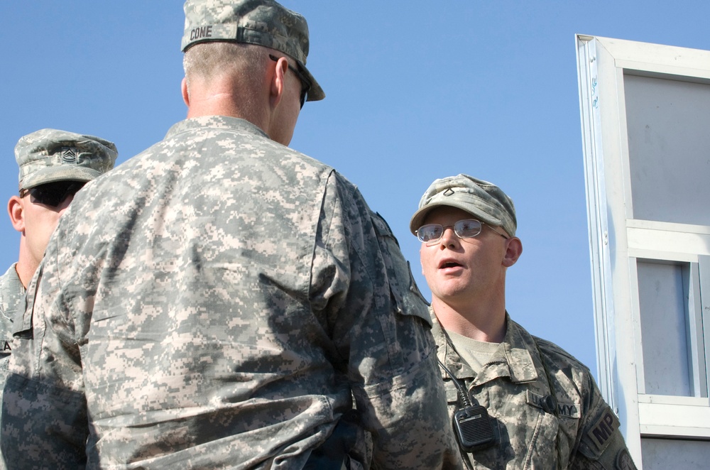 Lt. Gen. Cone visits Camp Cropper