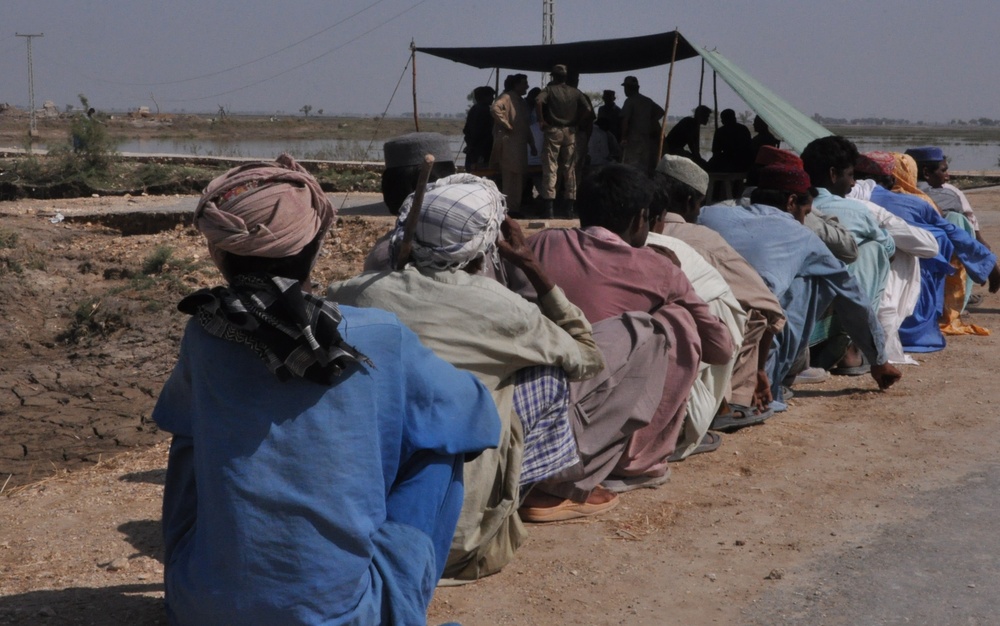 U.S. Marines Provide Food to Flood Victims in the Sindh Province