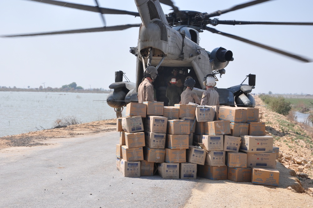 U.S. Marines Provide Food to Flood Victims in the Sindh Province