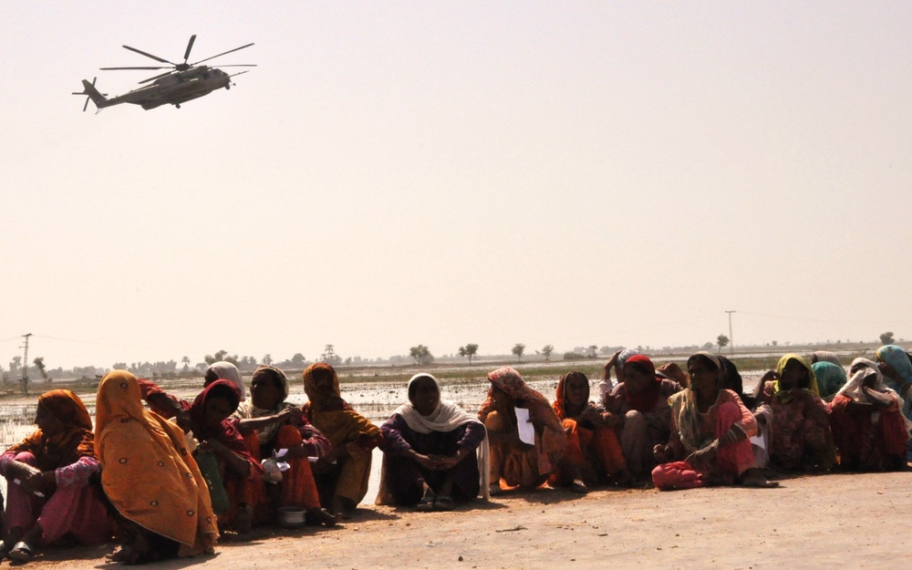 U.S. Marines Provide Food to Flood Victims in the Sindh Province