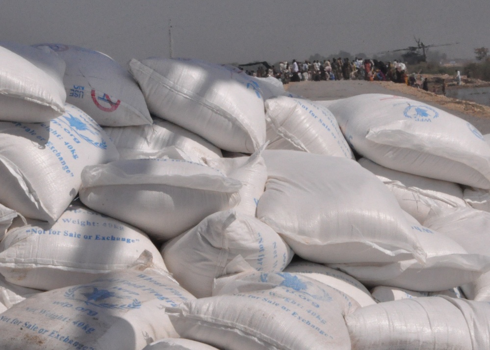 U.S. Marines Provide Food to Flood Victims in the Sindh Province