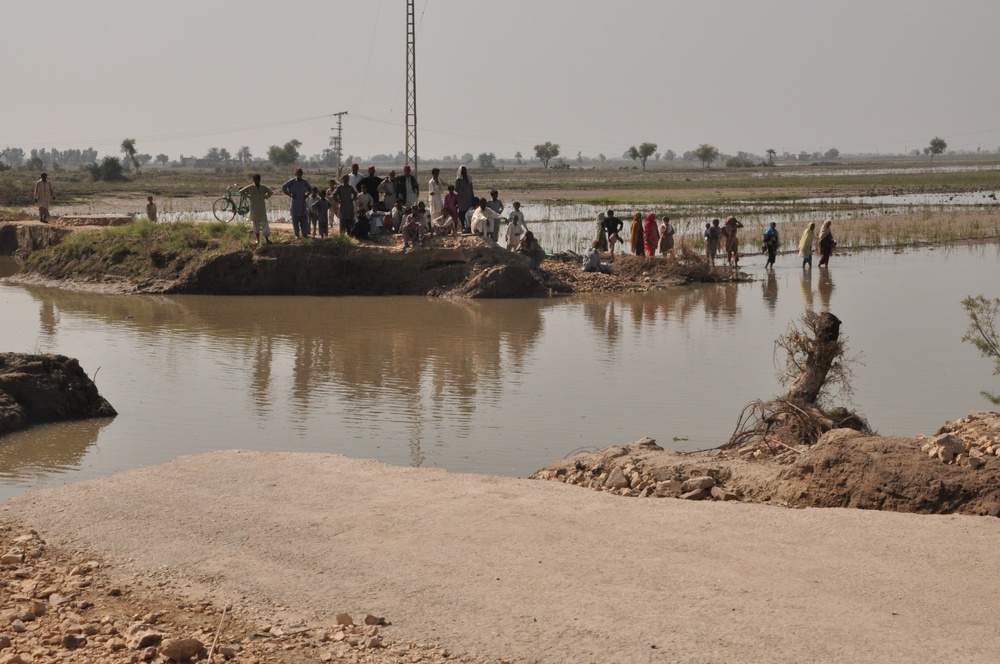 U.S. Marines Provide Food to Flood Victims in the Sindh Province