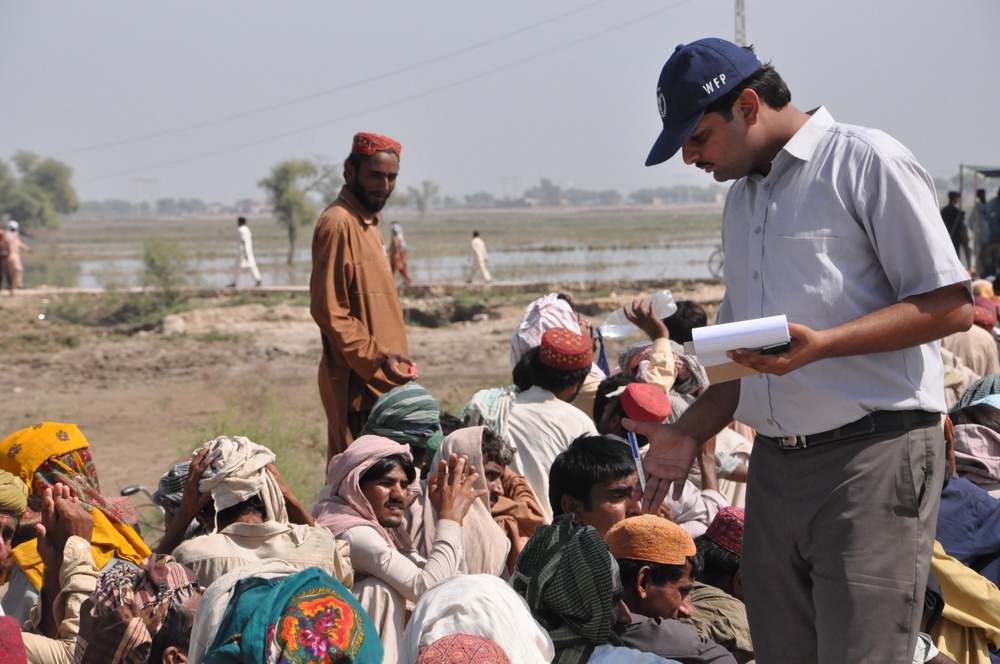 U.S. Marines Provide Food to Flood Victims in the Sindh Province