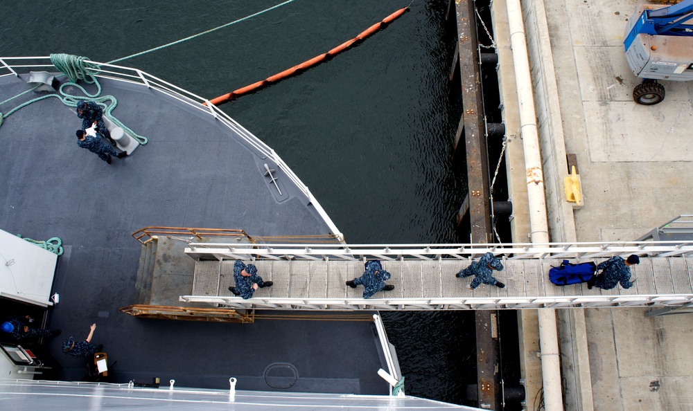 USS Bonhomme Richard Utilize Barge