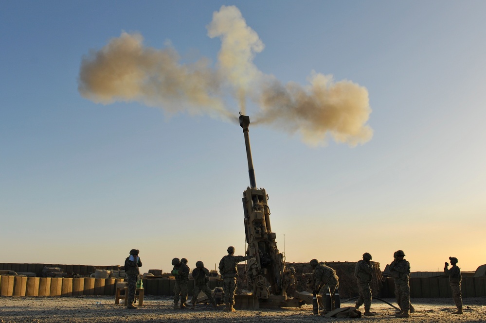 82nd Airborne Division Fires a howitzer