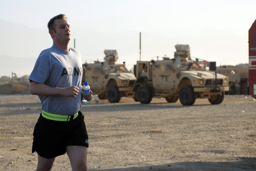 Deployed Service members, Civilians Compete in Army 10-Miler Shadow Run