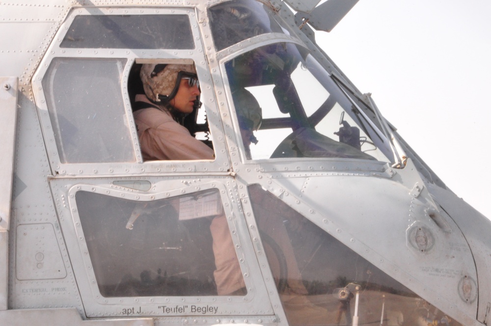 CH-46 Sea Knights Transport Pakistani Soldiers, Supplies