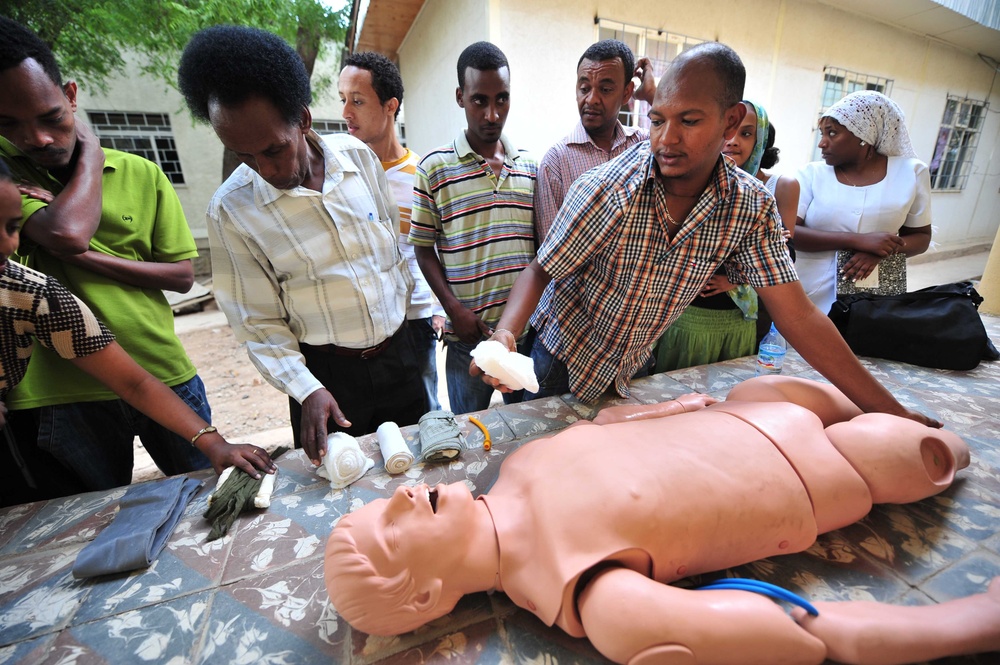 Ethiopian Nurses Practice EMT Skills with CJTF-HOA