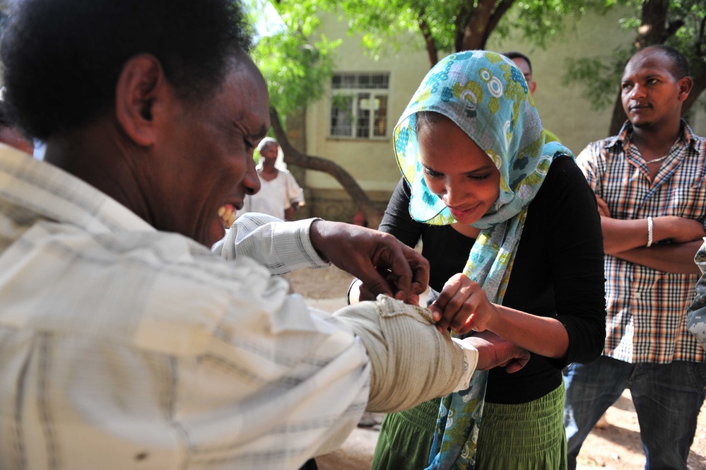 Ethiopian Nurses Practice EMT Skills with CJTF-HOA