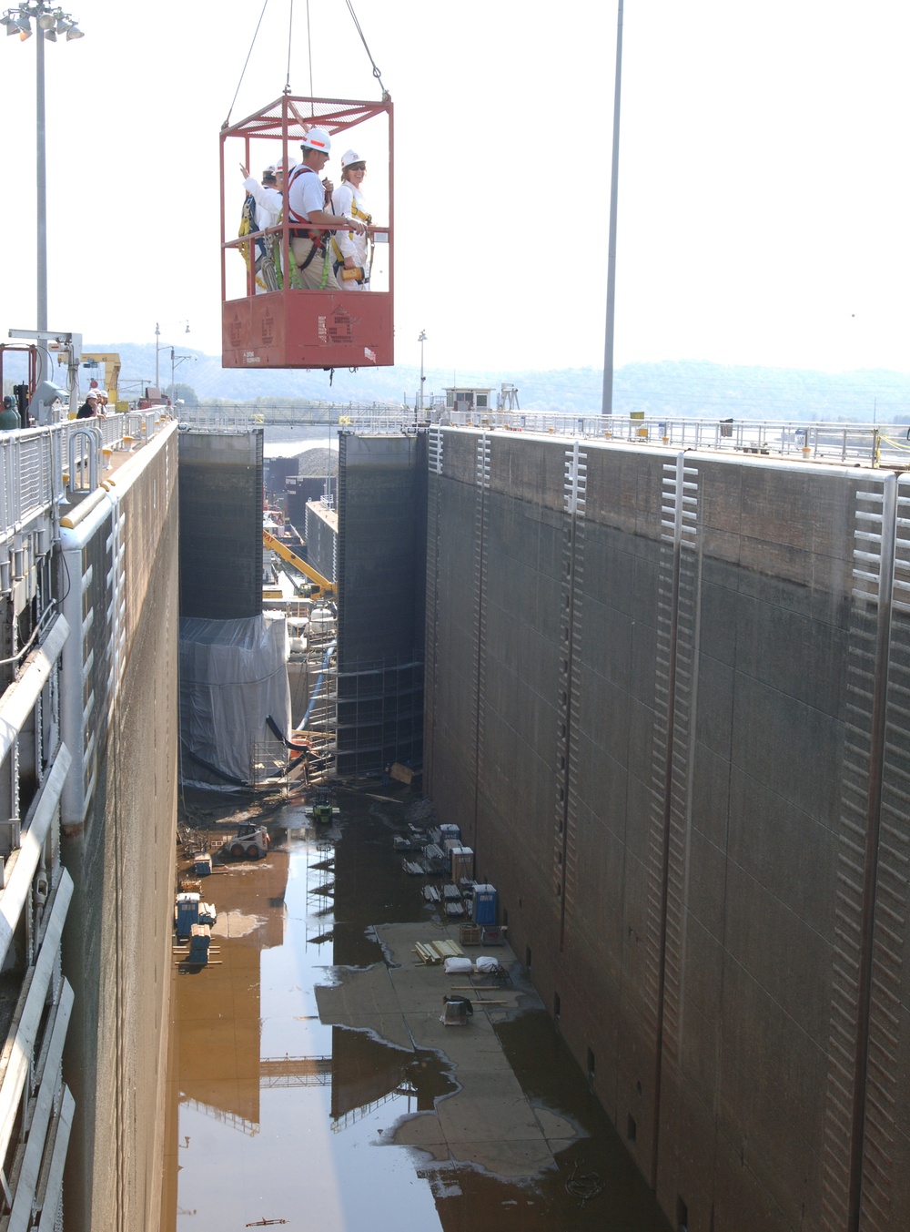 Administrative assistants see Watts Bar Lock dewatering operation