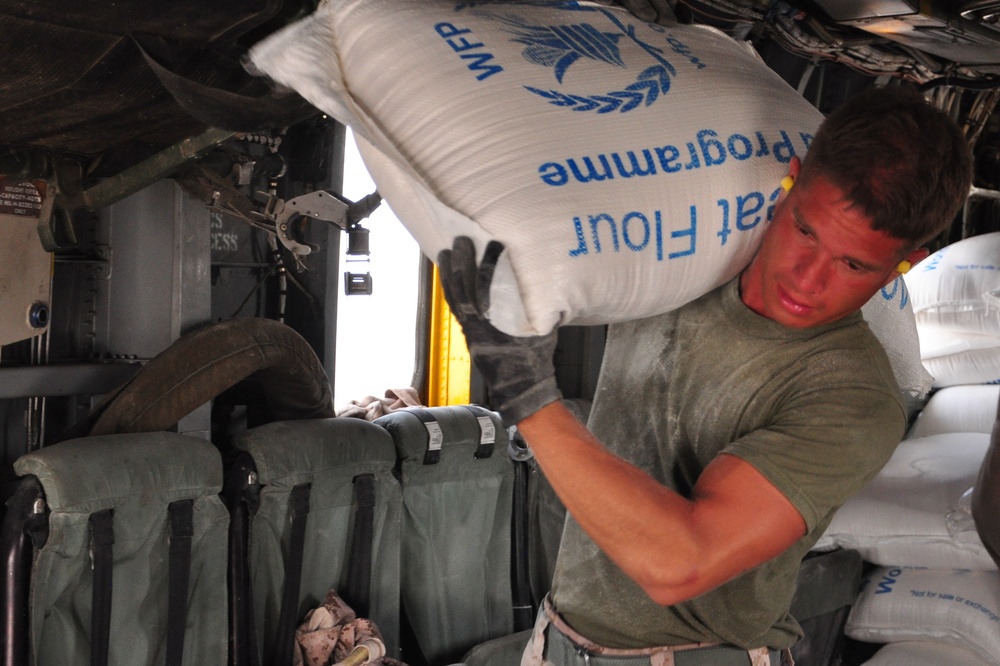 Pakistani soldiers, U.S. Marines transport relief supplies to flood victims