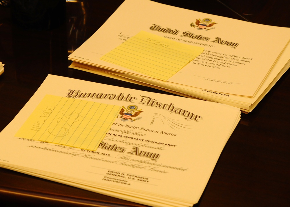 Gen. Petraeus conducts 158 re-enlistments at forward location