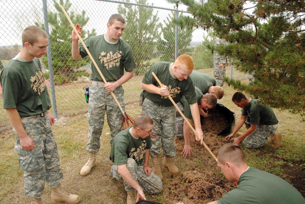 DVIDS - News - North Dakota’s Newest Soldiers Give Back During ‘Guard ...