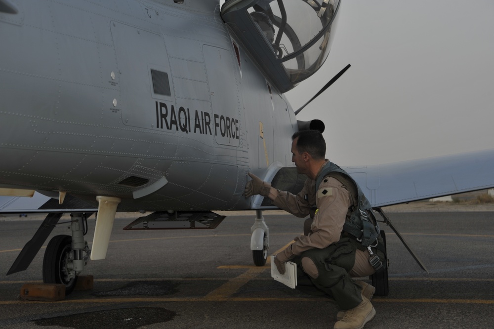 US Airmen train future Iraqi air force pilots
