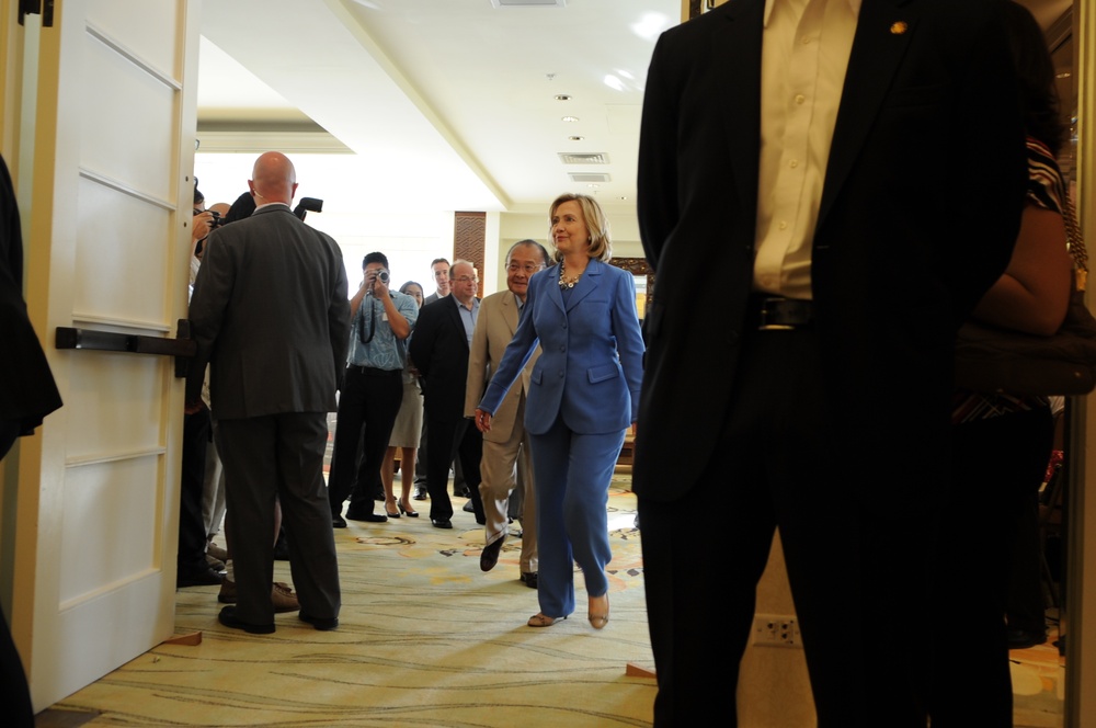 U. S. Secretary of State Hillary Rodham Clinton addresses military and political leaders of Hawaii