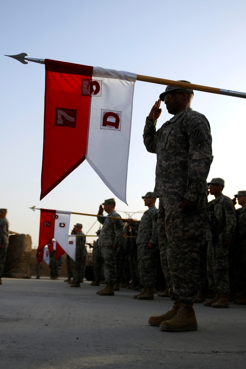 U.S. deputy defense secretary visits Iraq, presents awards to USD-C Soldiers