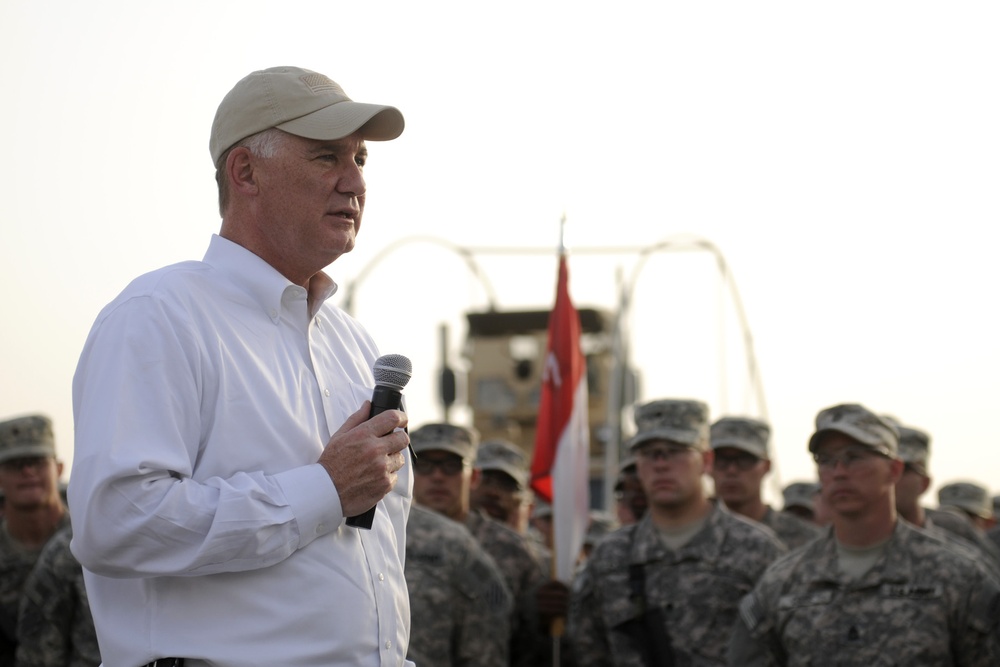 U.S. deputy defense secretary visits Iraq, presents awards to USD-C Soldiers