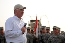 U.S. deputy defense secretary visits Iraq, presents awards to USD-C Soldiers