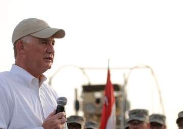 U.S. deputy defense secretary visits Iraq, presents awards to USD-C Soldiers