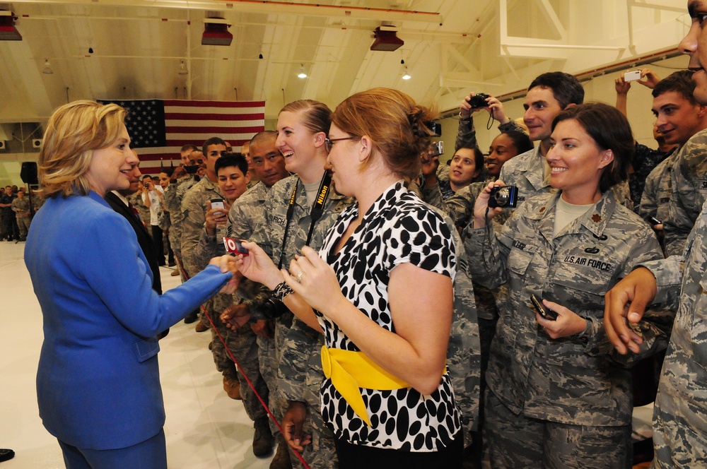Secretary of State delivers message of praise to Andersen servicemembers